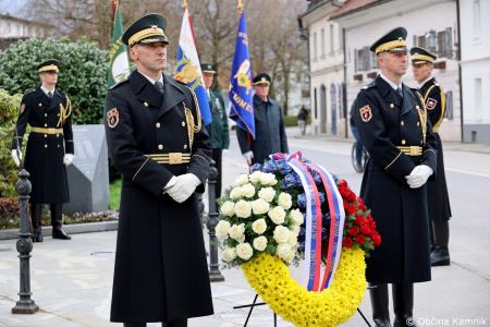 Predsednica Republike Slovenije dr. Nataša Pirc Musar k spomeniku Rudolfa Maistra – Vojanova položila cvetje (4)